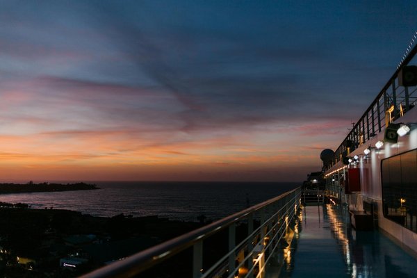 Quelle croisière offre des excursions pour explorer les grottes sous-marines en Croatie?